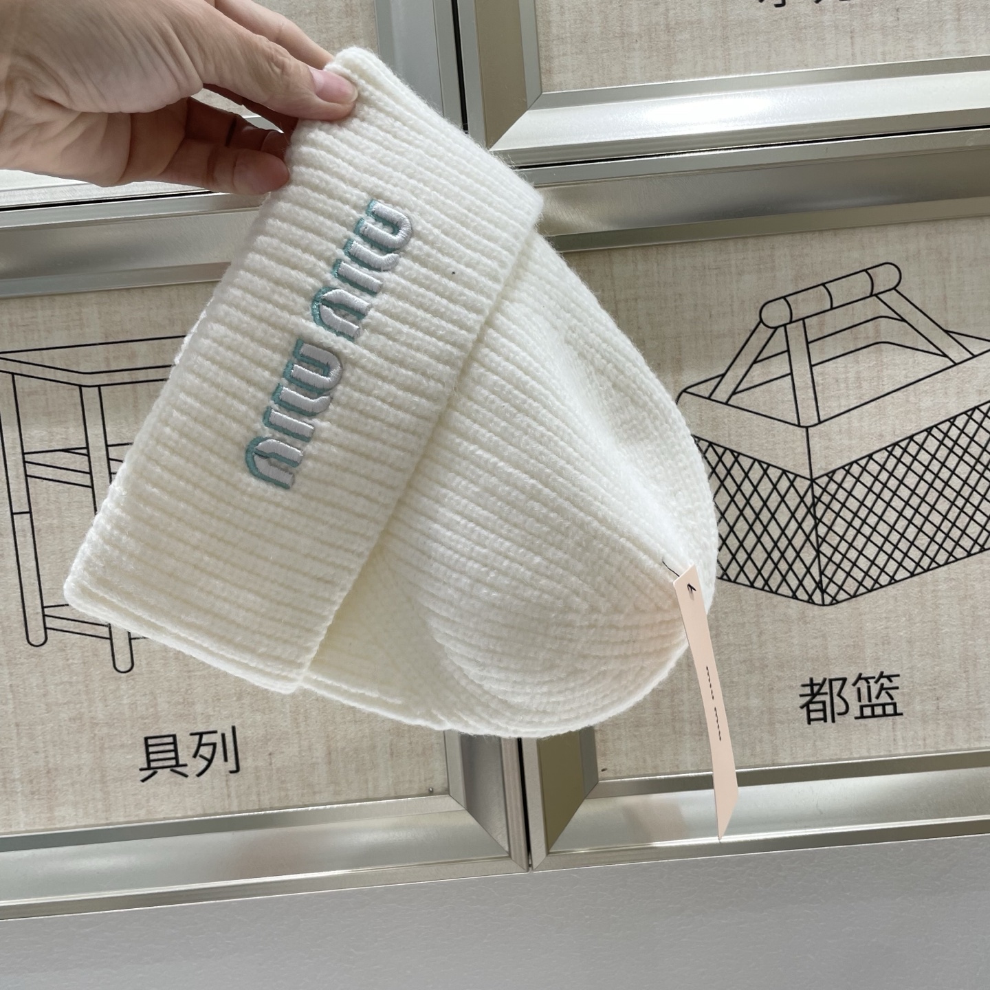  【MIUMIU缪缪】2025秋冬新款羊绒针织毛线帽，复古韩版的一款
保暖百搭单品