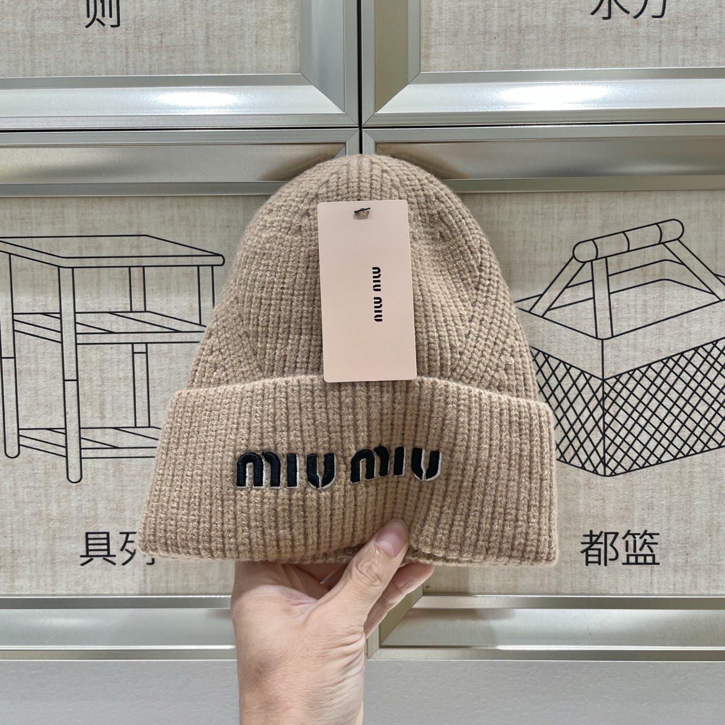  【MIUMIU缪缪】2025秋冬新款羊绒针织毛线帽，复古韩版的一款
保暖百搭单品