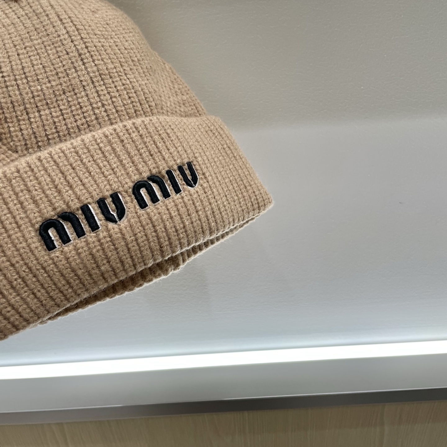  【MIUMIU缪缪】2025秋冬新款羊绒针织毛线帽，复古韩版的一款
保暖百搭单品