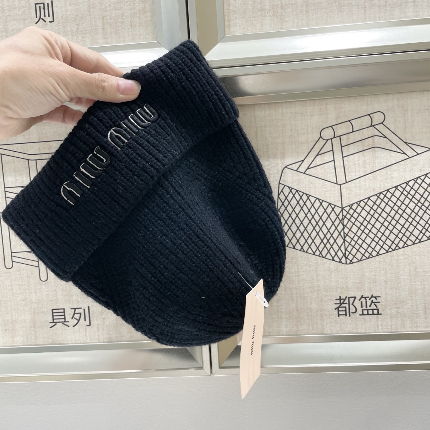  【MIUMIU缪缪】2025秋冬新款羊绒针织毛线帽，复古韩版的一款
保暖百搭单品