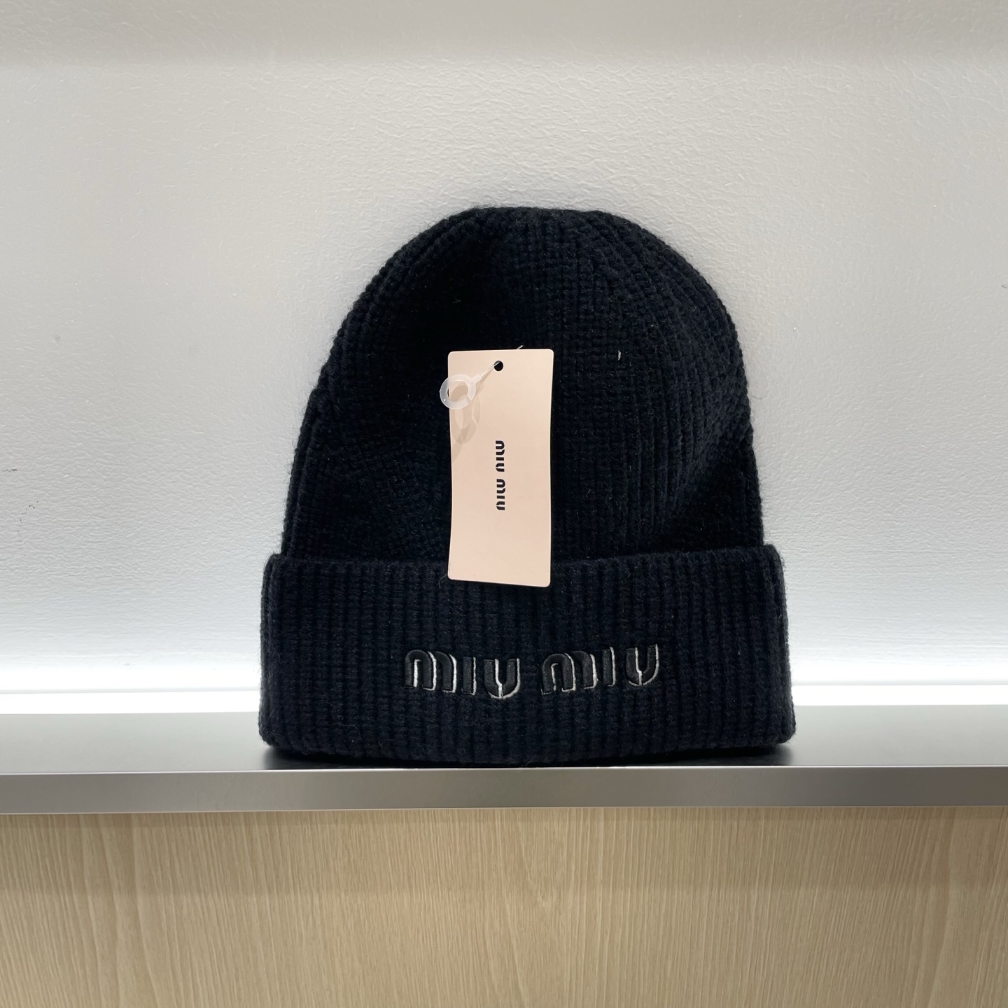  【MIUMIU缪缪】2025秋冬新款羊绒针织毛线帽，复古韩版的一款
保暖百搭单品