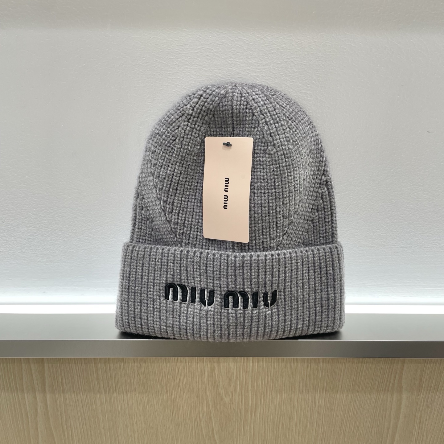  【MIUMIU缪缪】2025秋冬新款羊绒针织毛线帽，复古韩版的一款
保暖百搭单品