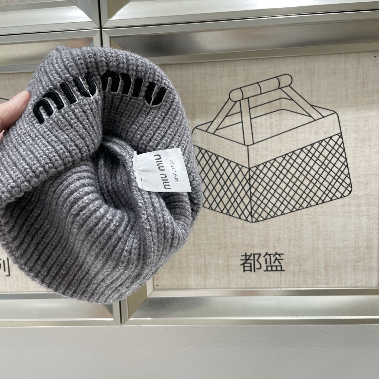  【MIUMIU缪缪】2025秋冬新款羊绒针织毛线帽，复古韩版的一款
保暖百搭单品