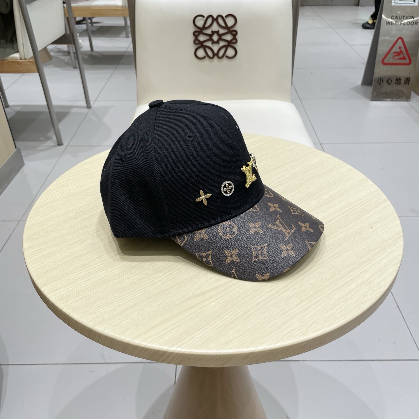 路易威登棒球帽 LouisVuitton😍新款LV棒球帽，重工打造♥️高端大气，百搭款🤗男女通用！跑量！