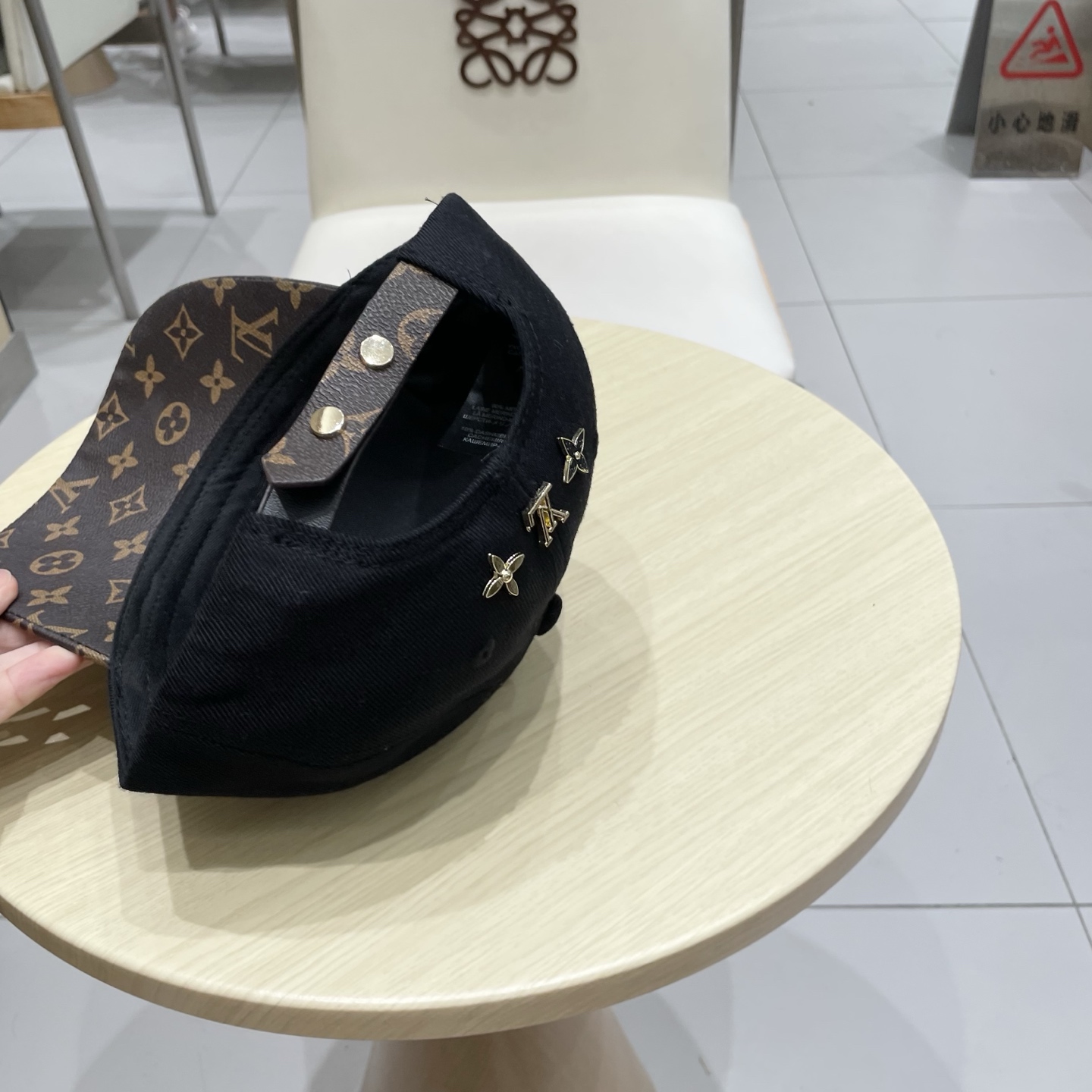 路易威登棒球帽 LouisVuitton😍新款LV棒球帽，重工打造♥️高端大气，百搭款🤗男女通用！跑量！