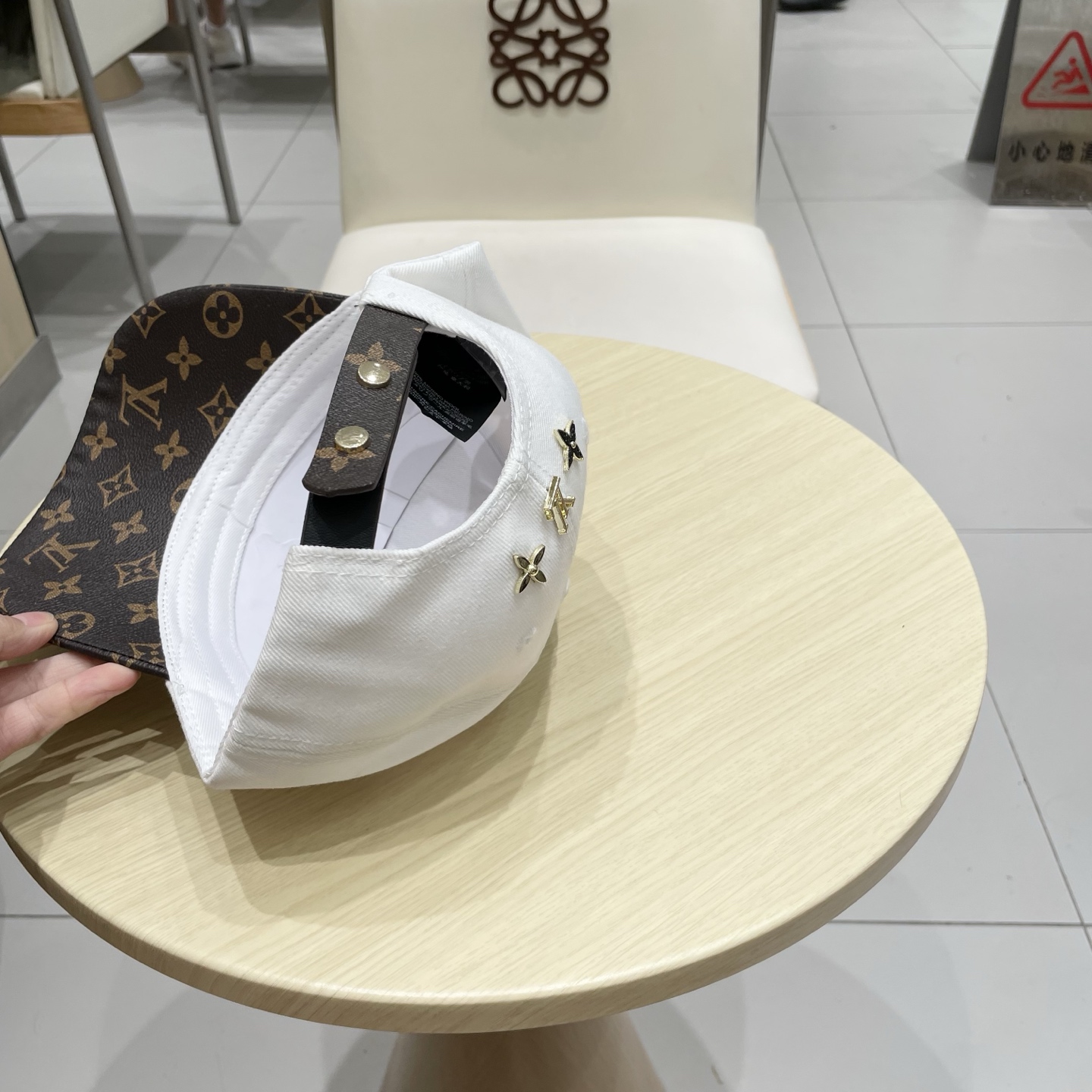 路易威登棒球帽 LouisVuitton😍新款LV棒球帽，重工打造♥️高端大气，百搭款🤗男女通用！跑量！