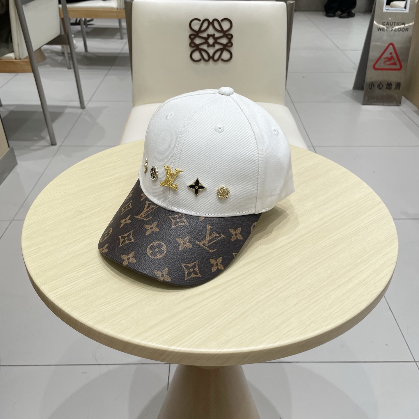 路易威登棒球帽 LouisVuitton😍新款LV棒球帽，重工打造♥️高端大气，百搭款🤗男女通用！跑量！