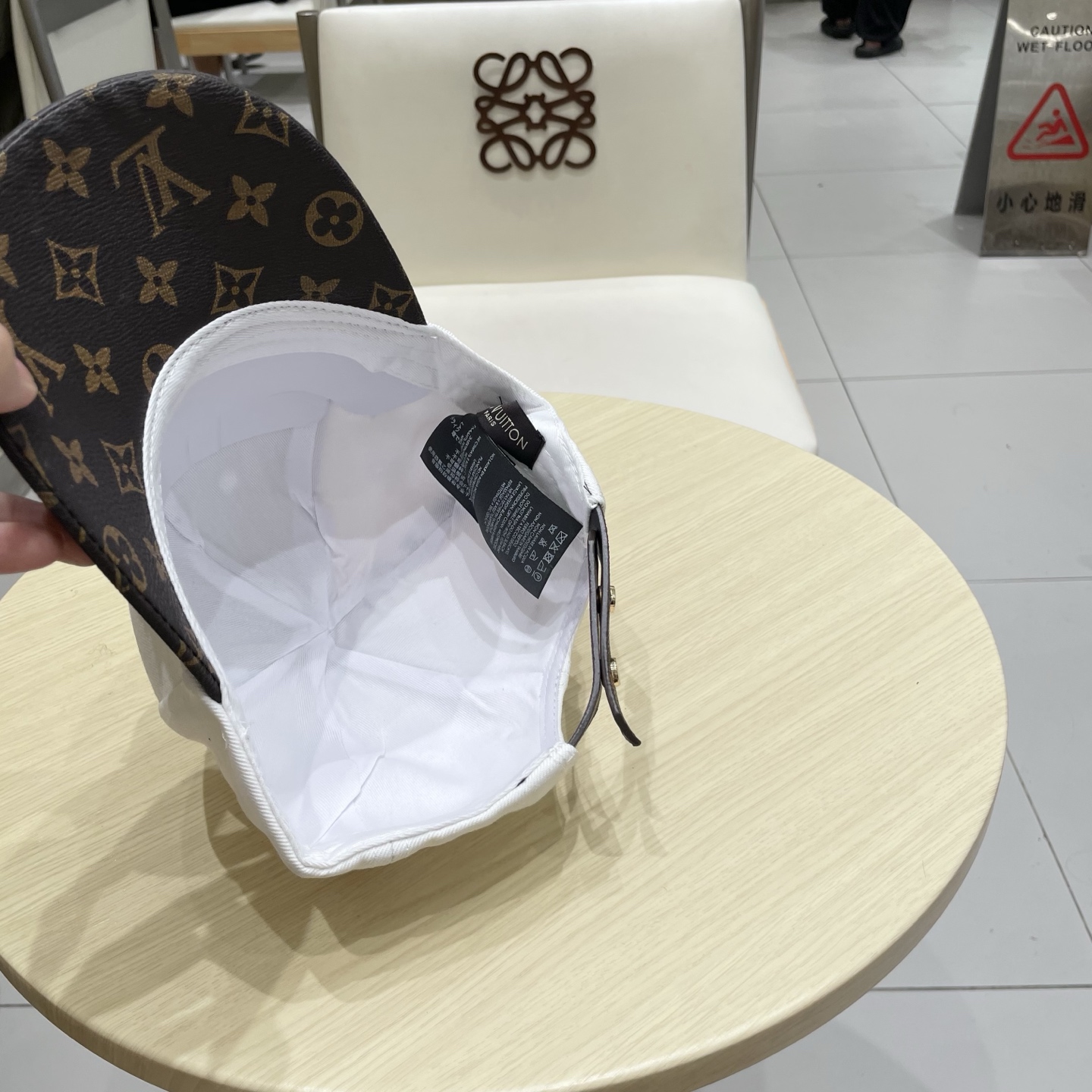 路易威登棒球帽 LouisVuitton😍新款LV棒球帽，重工打造♥️高端大气，百搭款🤗男女通用！跑量！