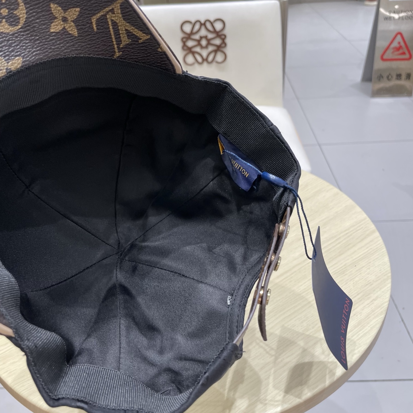  路易威登棒球帽LouisVuitton👒😍新款LV棒球帽，重工打造♥高端大气，百搭款🤗男女通用！