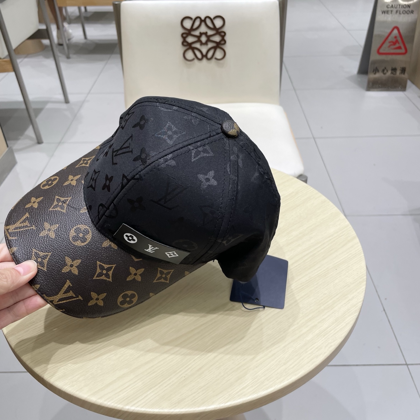  路易威登棒球帽LouisVuitton👒😍新款LV棒球帽，重工打造♥高端大气，百搭款🤗男女通用！