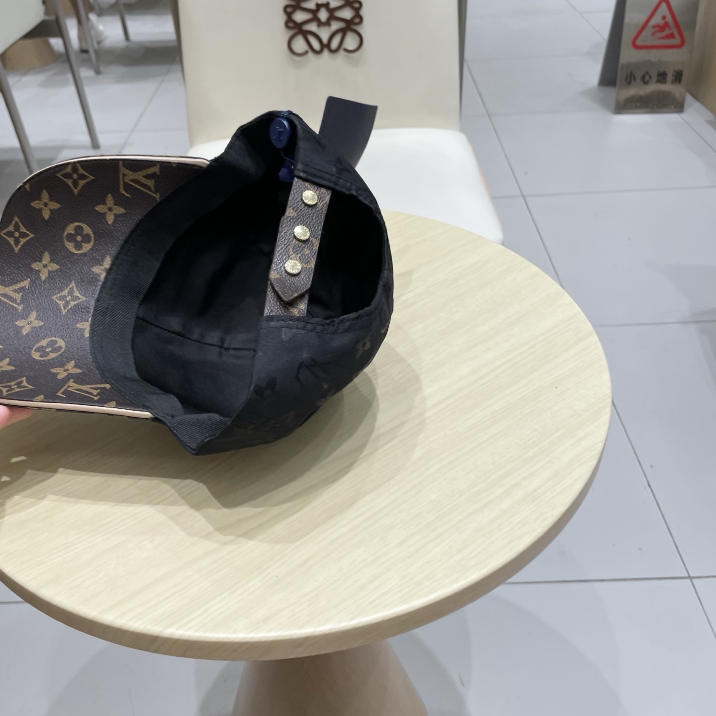  路易威登棒球帽LouisVuitton👒😍新款LV棒球帽，重工打造♥高端大气，百搭款🤗男女通用！