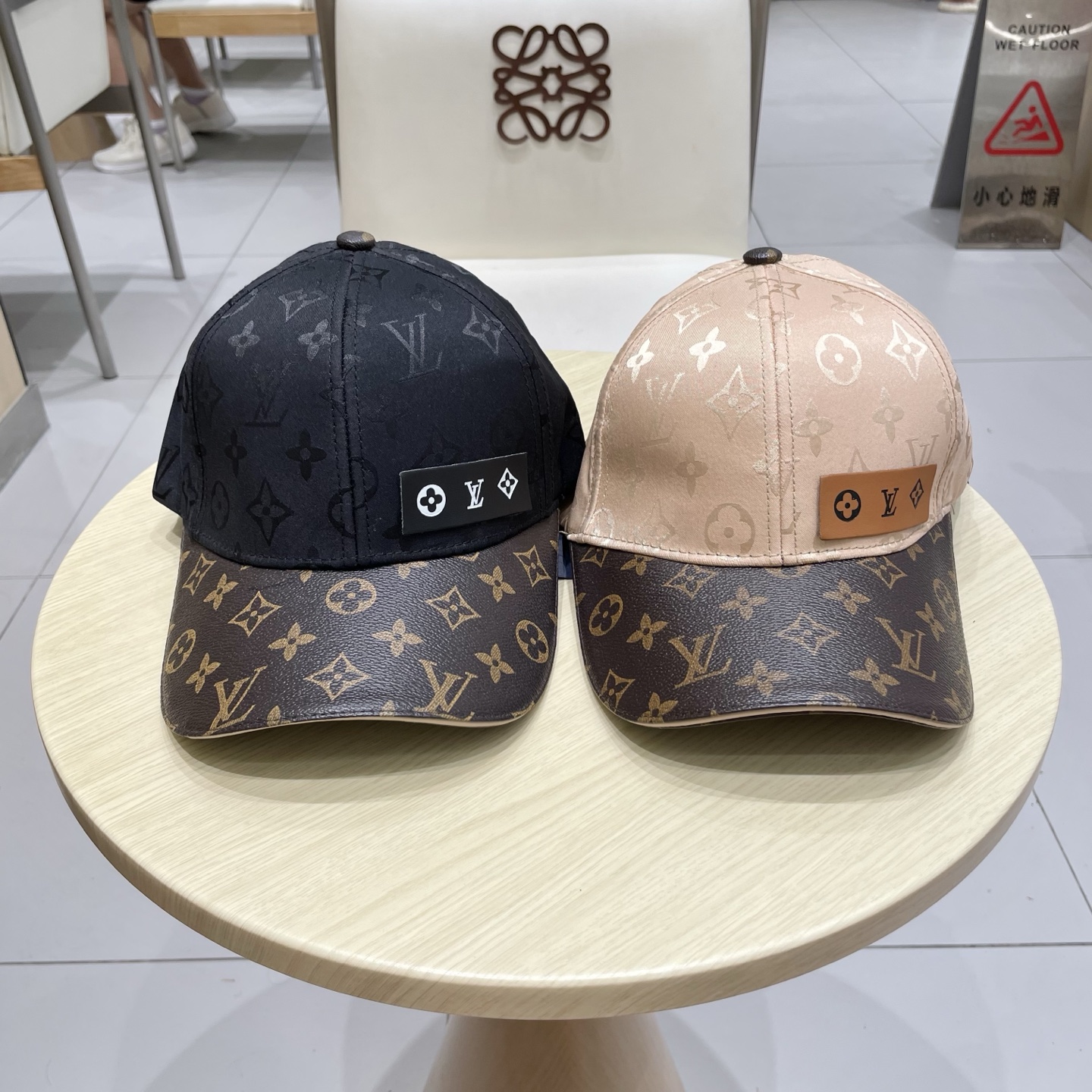  路易威登棒球帽LouisVuitton👒😍新款LV棒球帽，重工打造♥高端大气，百搭款🤗男女通用！