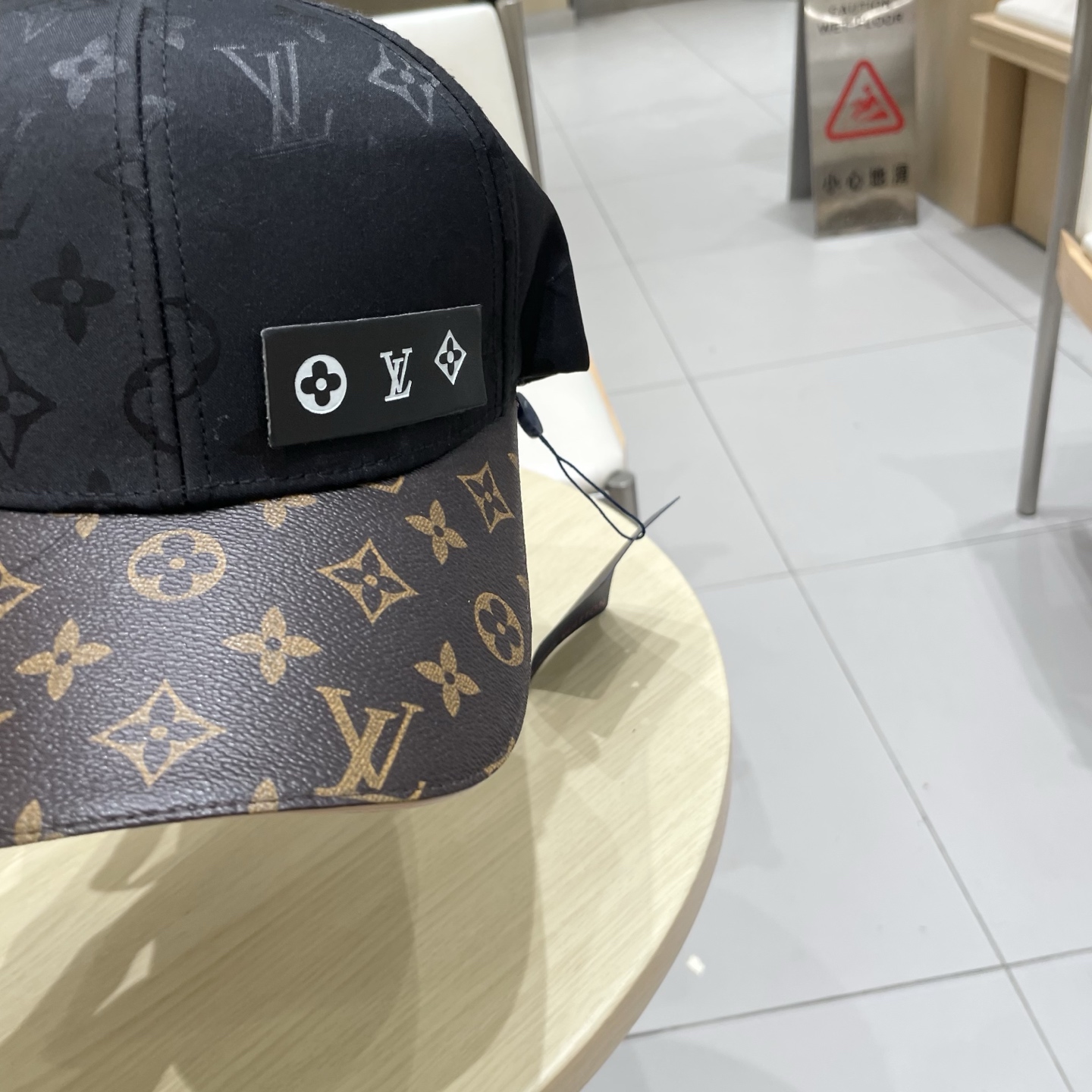  路易威登棒球帽LouisVuitton👒😍新款LV棒球帽，重工打造♥高端大气，百搭款🤗男女通用！