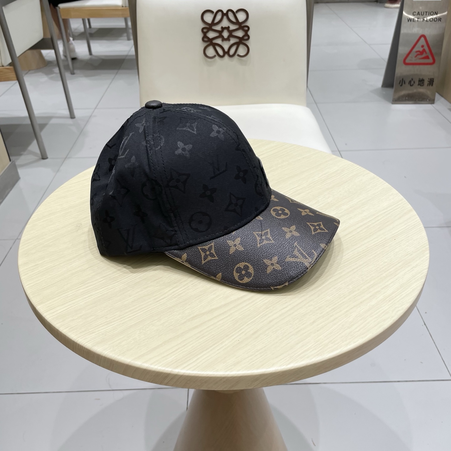  路易威登棒球帽LouisVuitton👒😍新款LV棒球帽，重工打造♥高端大气，百搭款🤗男女通用！