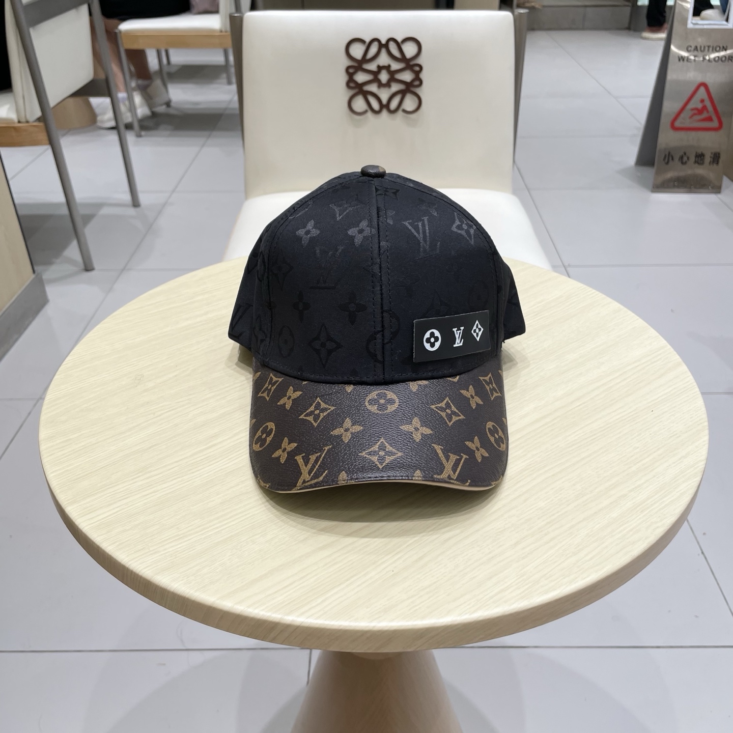  路易威登棒球帽LouisVuitton👒😍新款LV棒球帽，重工打造♥高端大气，百搭款🤗男女通用！