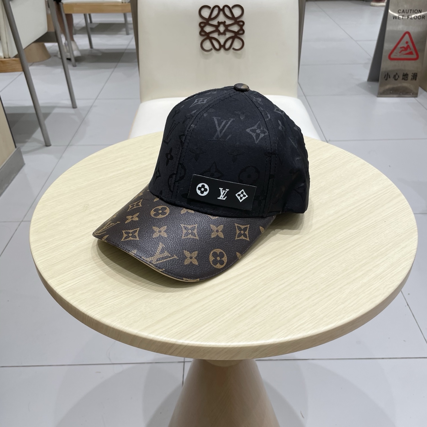  路易威登棒球帽LouisVuitton👒😍新款LV棒球帽，重工打造♥高端大气，百搭款🤗男女通用！