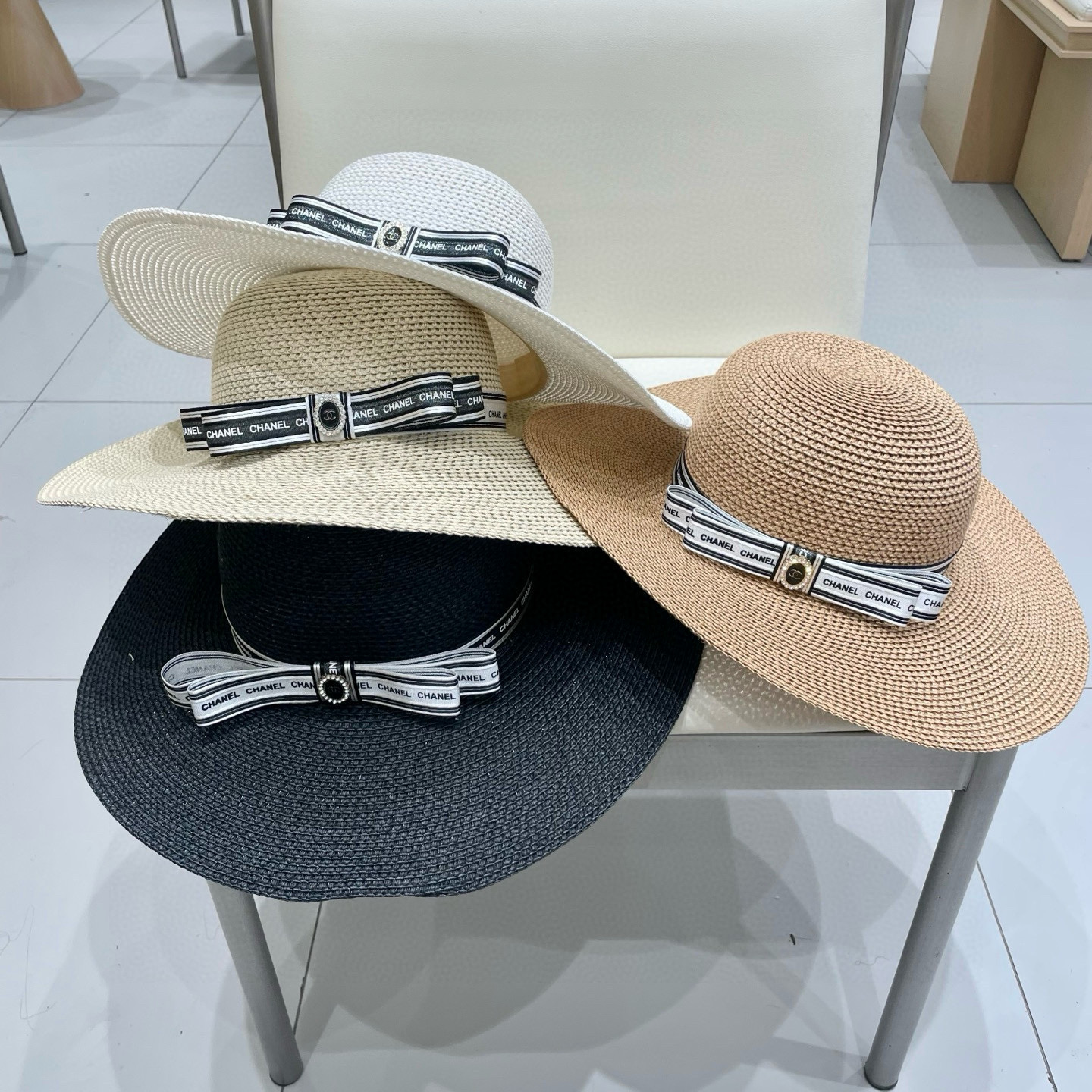 【CHANEL香奈儿】2025的新款草编遮阳圆顶草帽🤩沙滩风，简约大方，百搭单品～出街首选，