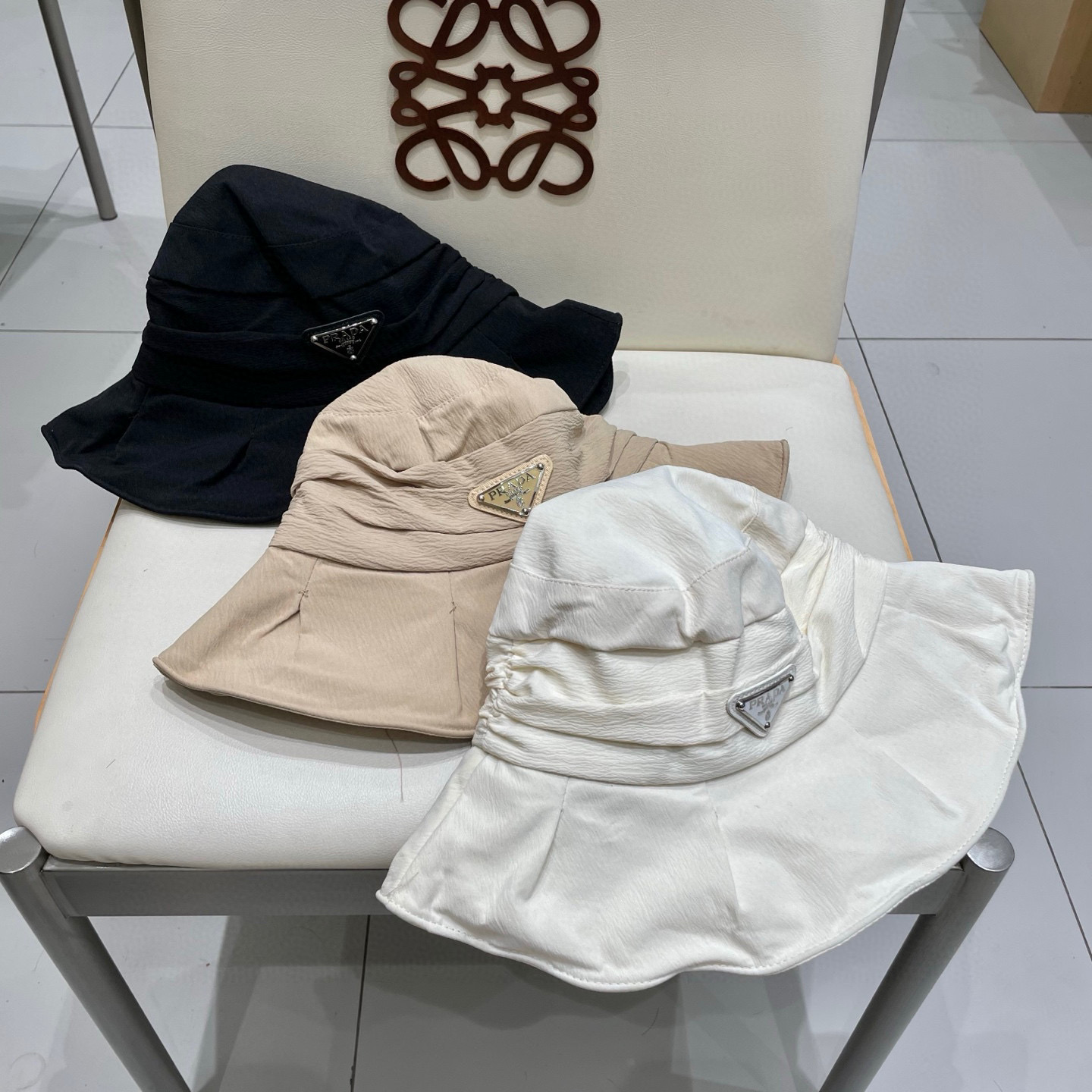 。PRADA普拉达新款遮阳渔夫帽、防紫外线布帽，可折叠头围57cm