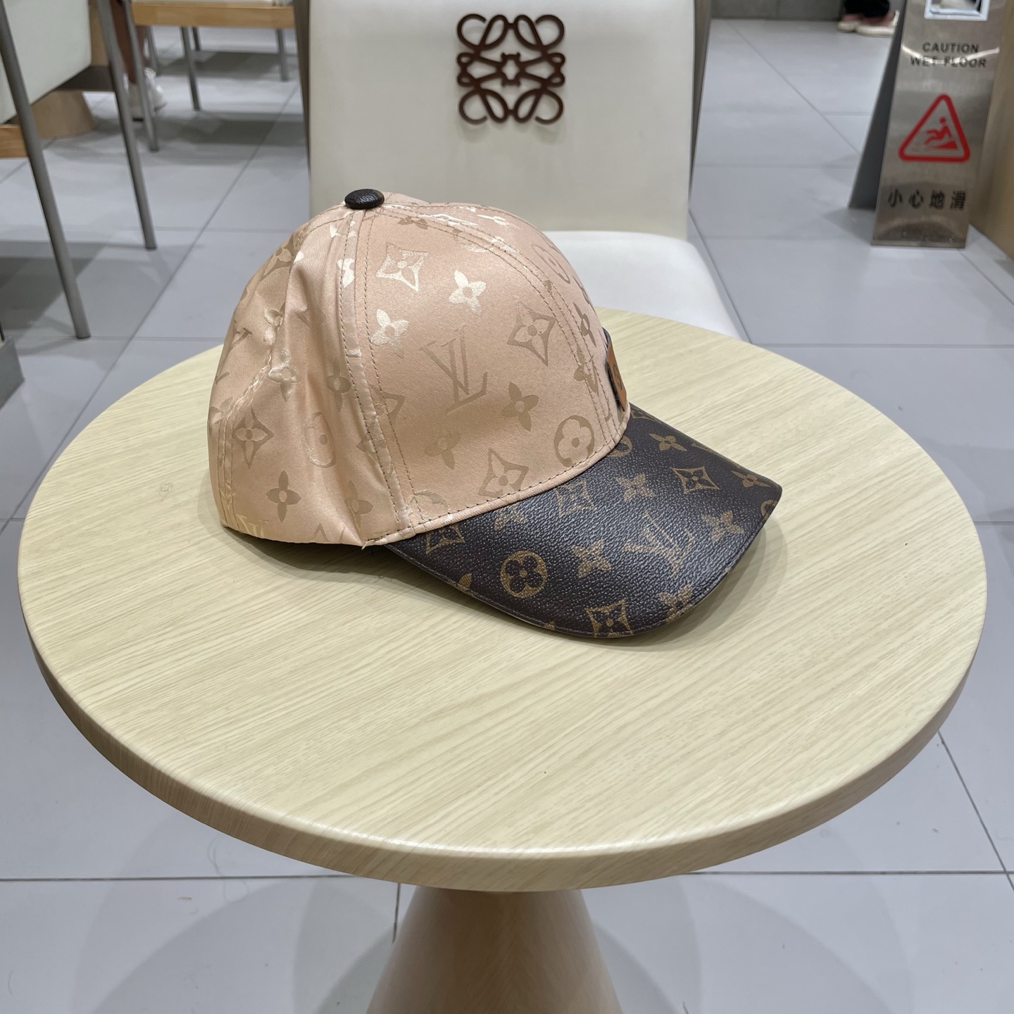  路易威登棒球帽LouisVuitton👒😍新款LV棒球帽，重工打造♥高端大气，百搭款🤗男女通用！