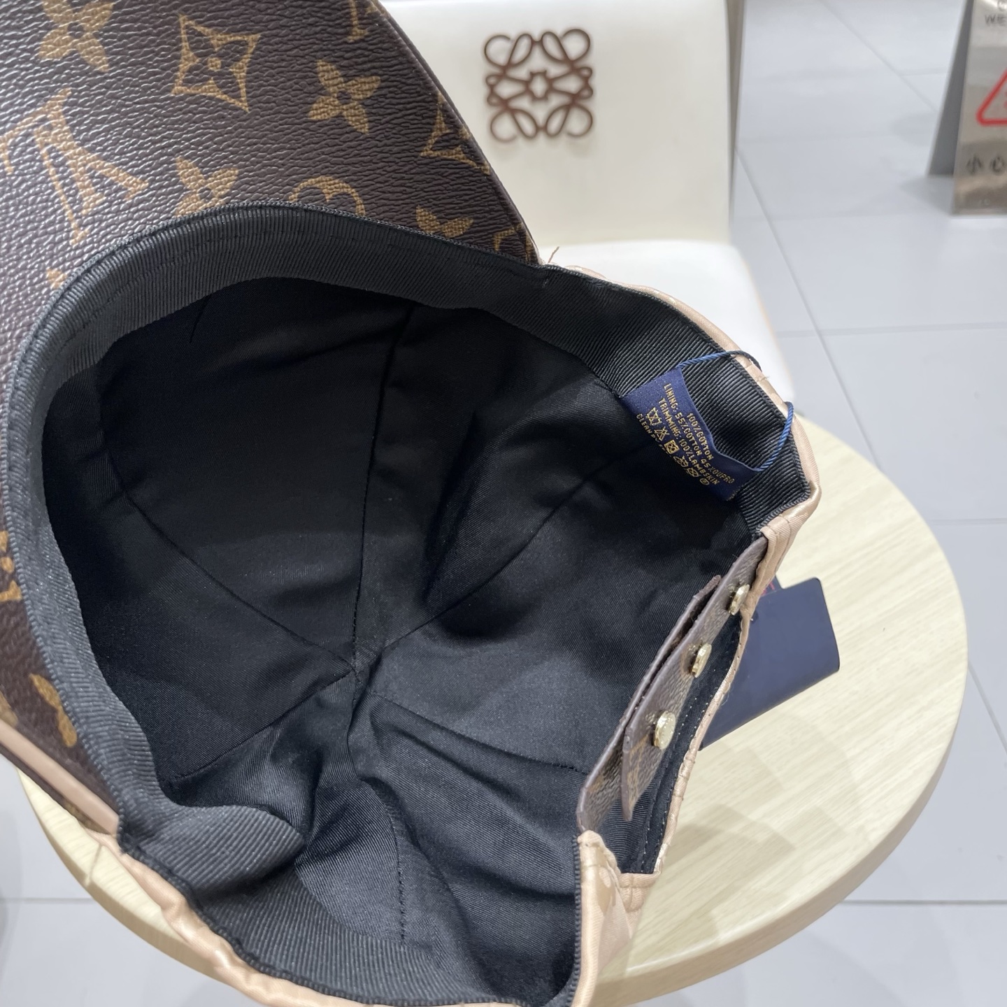  路易威登棒球帽LouisVuitton👒😍新款LV棒球帽，重工打造♥高端大气，百搭款🤗男女通用！