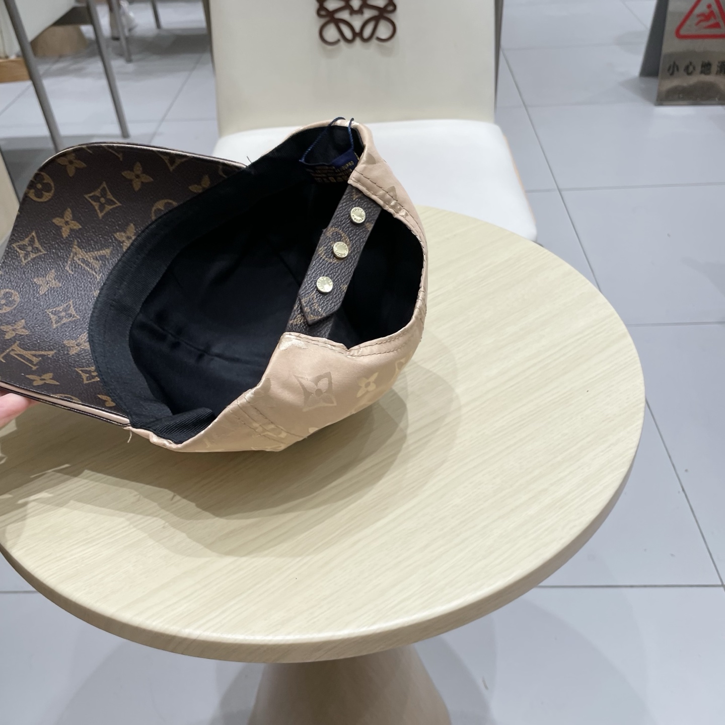  路易威登棒球帽LouisVuitton👒😍新款LV棒球帽，重工打造♥高端大气，百搭款🤗男女通用！