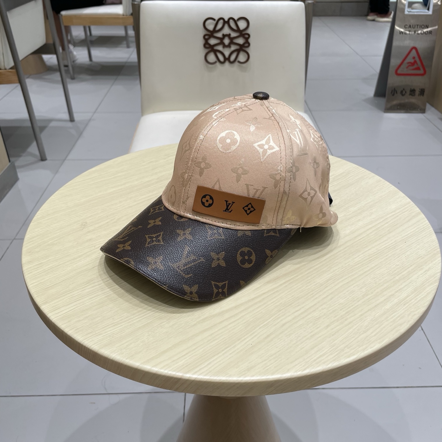  路易威登棒球帽LouisVuitton👒😍新款LV棒球帽，重工打造♥高端大气，百搭款🤗男女通用！