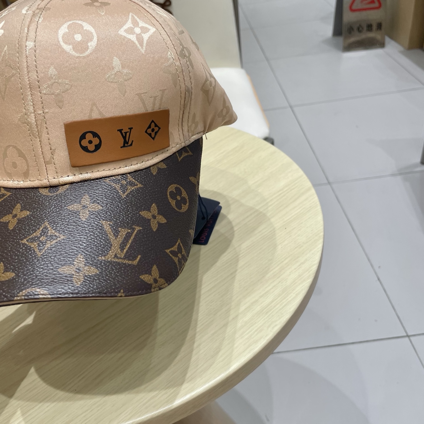  路易威登棒球帽LouisVuitton👒😍新款LV棒球帽，重工打造♥高端大气，百搭款🤗男女通用！