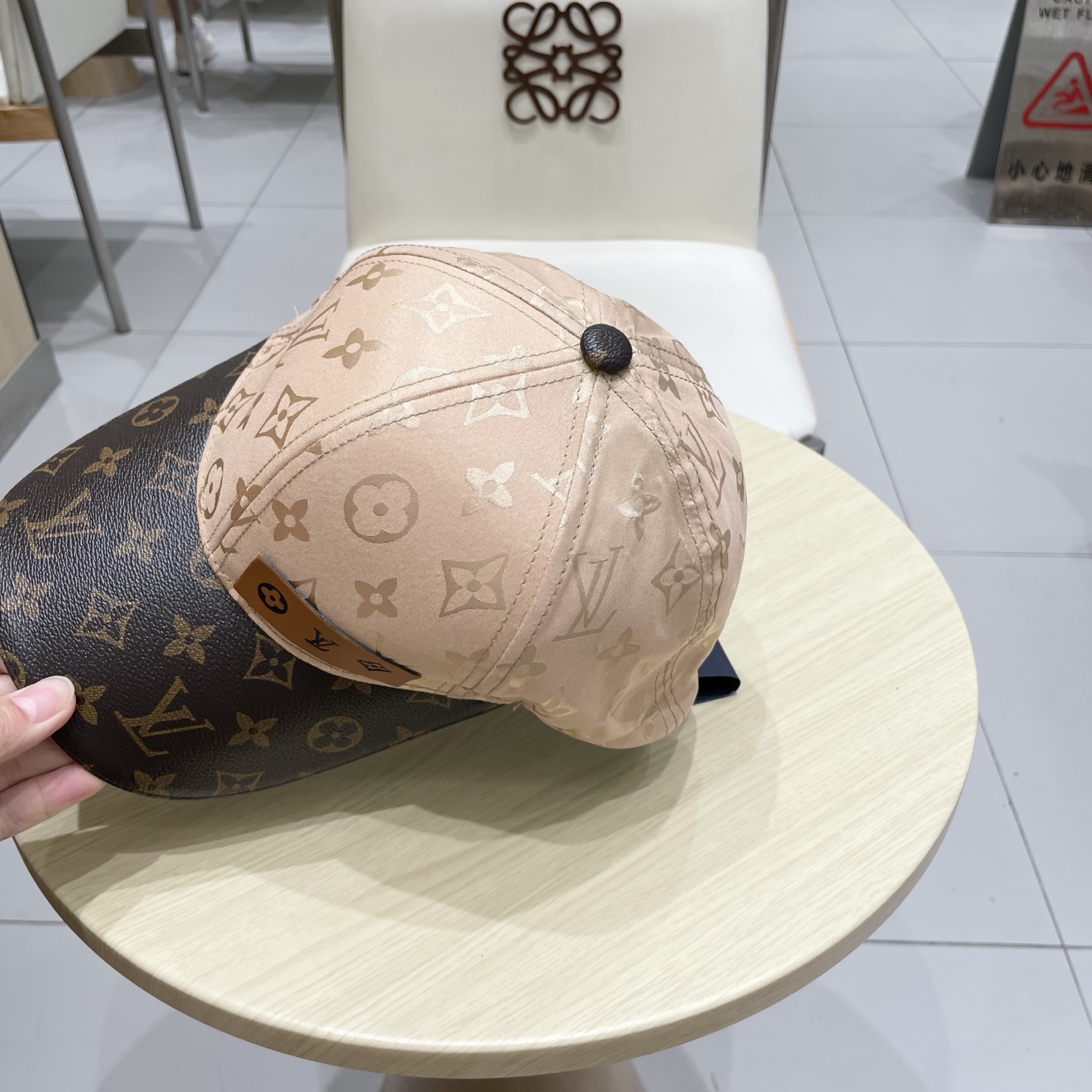  路易威登棒球帽LouisVuitton👒😍新款LV棒球帽，重工打造♥高端大气，百搭款🤗男女通用！