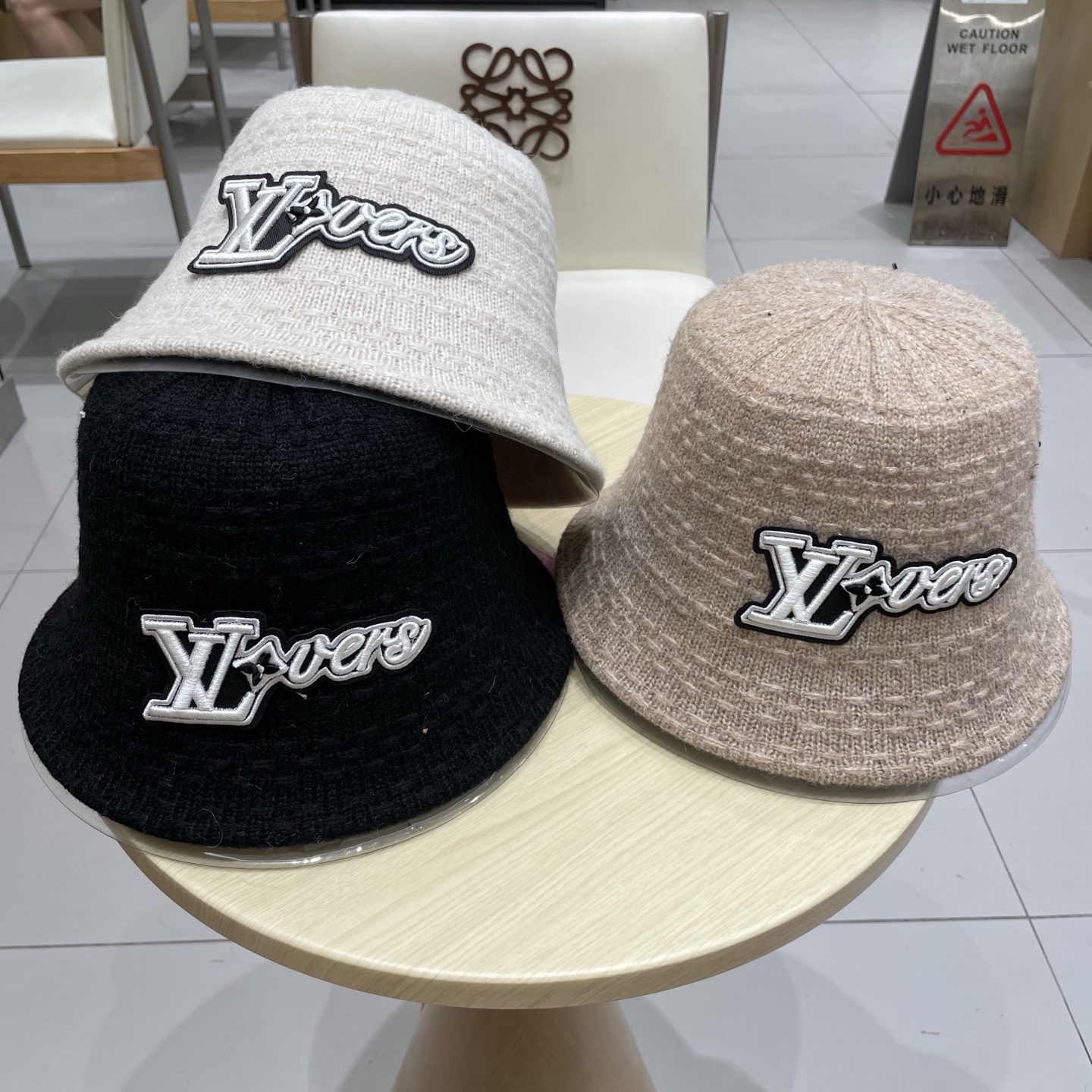  路易威登棒球帽 LouisVuitton😍针织渔夫帽子女秋冬保暖护耳百搭大头围显脸小水桶盆帽