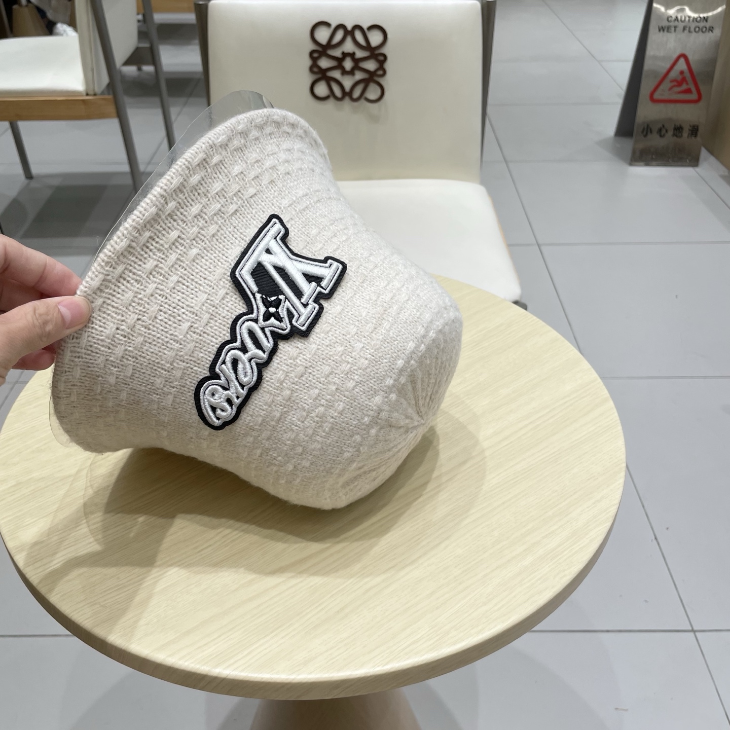 路易威登棒球帽 LouisVuitton😍针织渔夫帽子女秋冬保暖护耳百搭大头围显脸小水桶盆帽