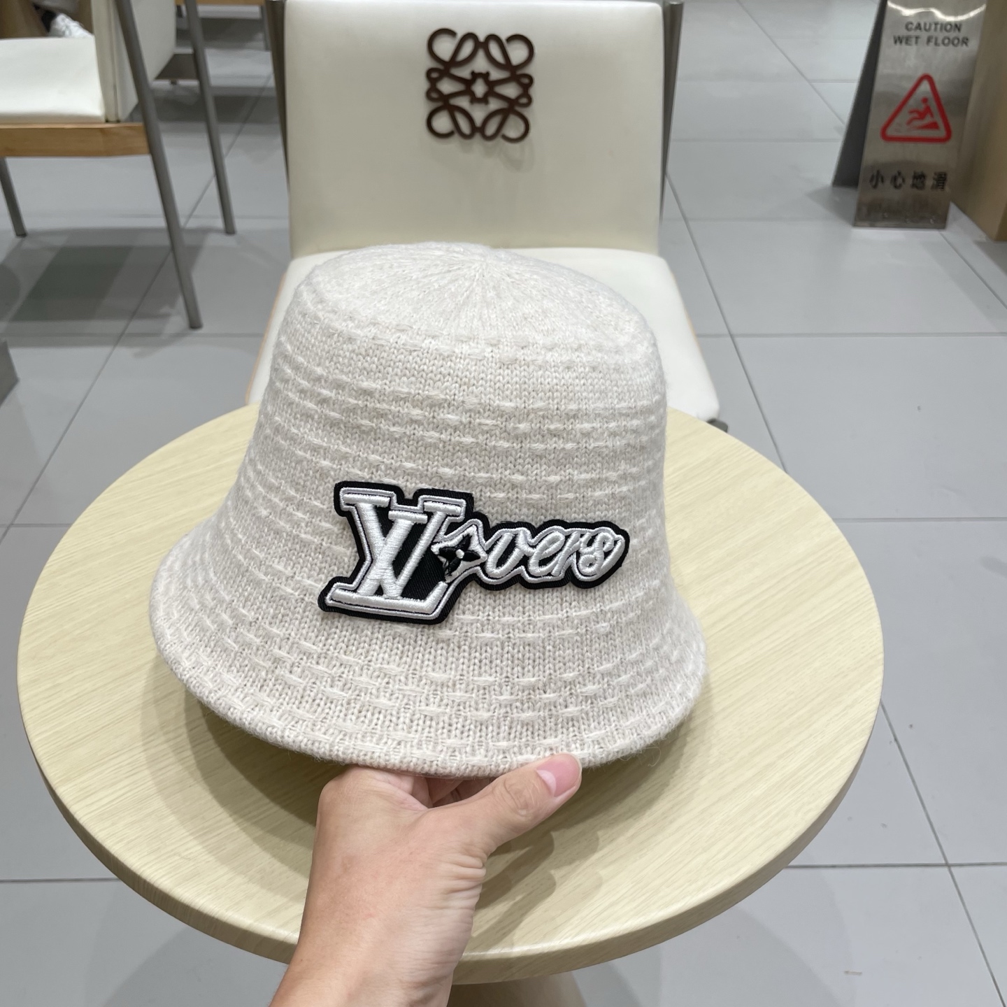 路易威登棒球帽 LouisVuitton😍针织渔夫帽子女秋冬保暖护耳百搭大头围显脸小水桶盆帽