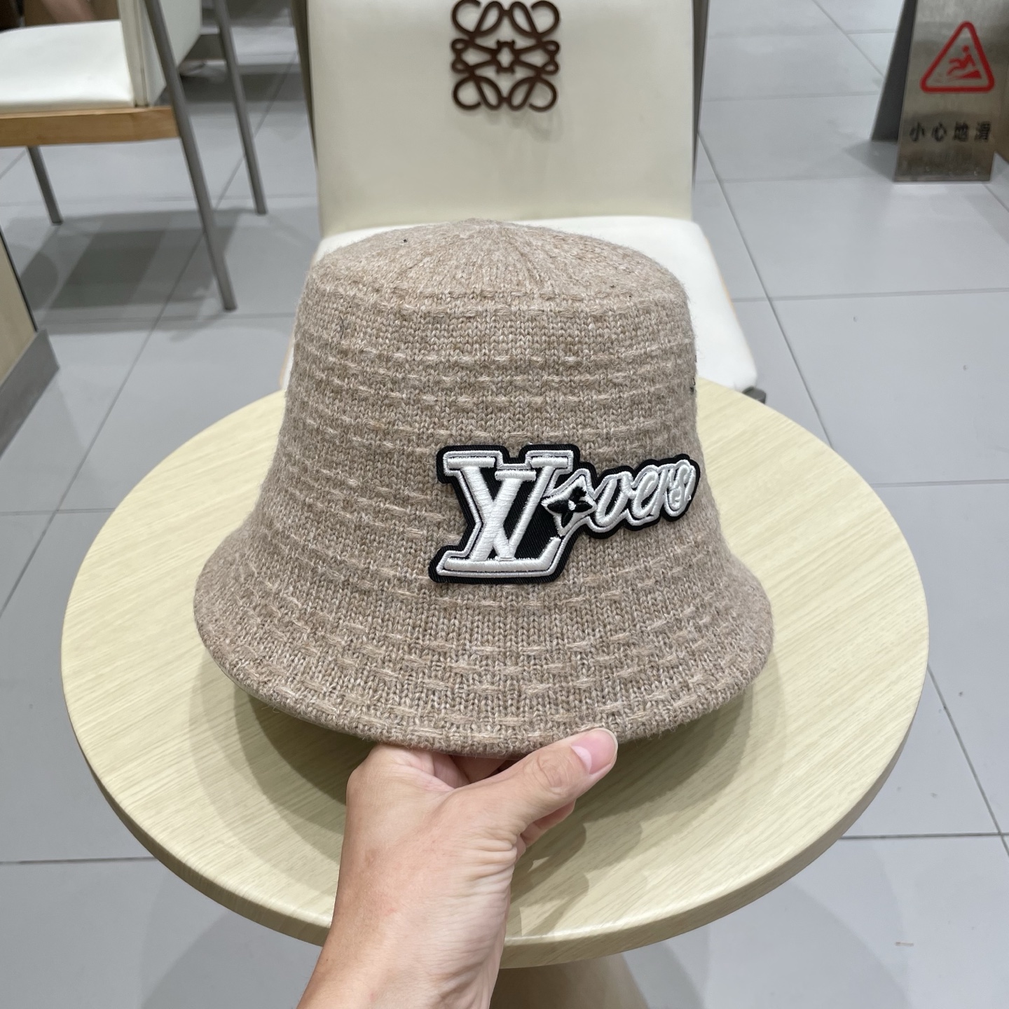 路易威登棒球帽 LouisVuitton😍针织渔夫帽子女秋冬保暖护耳百搭大头围显脸小水桶盆帽