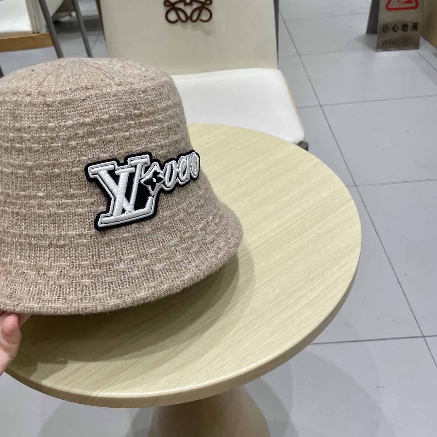 路易威登棒球帽 LouisVuitton😍针织渔夫帽子女秋冬保暖护耳百搭大头围显脸小水桶盆帽