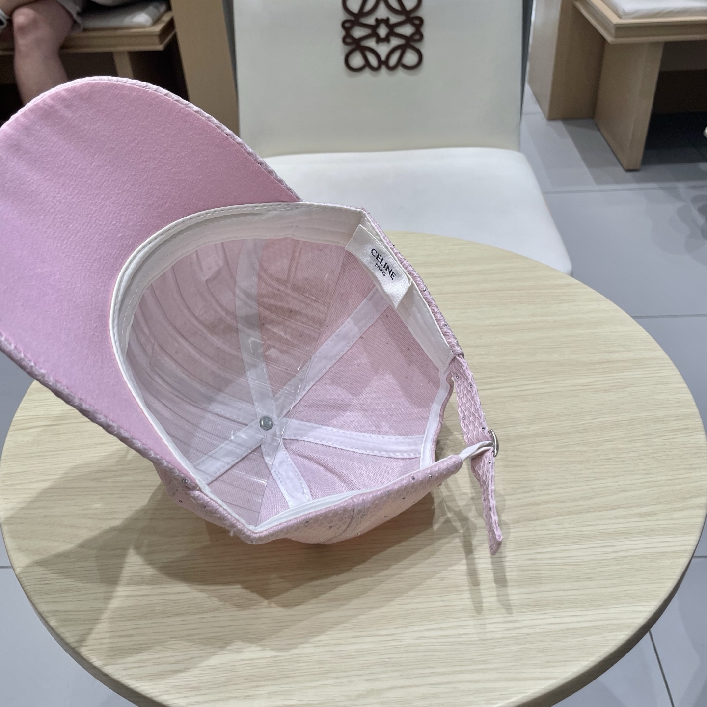  CELINE（塞琳）棒球帽🧢
必须要拥有这样一款帽子。
简简单单但很有辨识度 走在人群中一眼就能吸引住