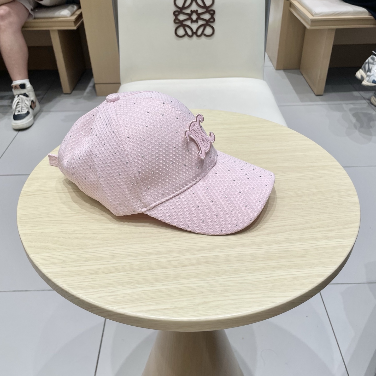  CELINE（塞琳）棒球帽🧢
必须要拥有这样一款帽子。
简简单单但很有辨识度 走在人群中一眼就能吸引住