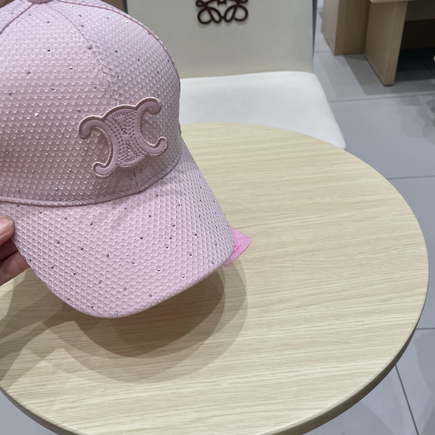  CELINE（塞琳）棒球帽🧢
必须要拥有这样一款帽子。
简简单单但很有辨识度 走在人群中一眼就能吸引住