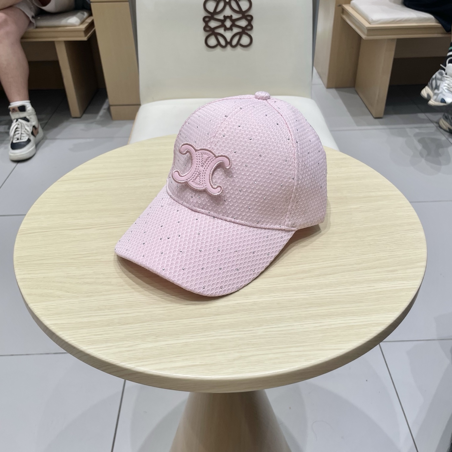  CELINE（塞琳）棒球帽🧢
必须要拥有这样一款帽子。
简简单单但很有辨识度 走在人群中一眼就能吸引住