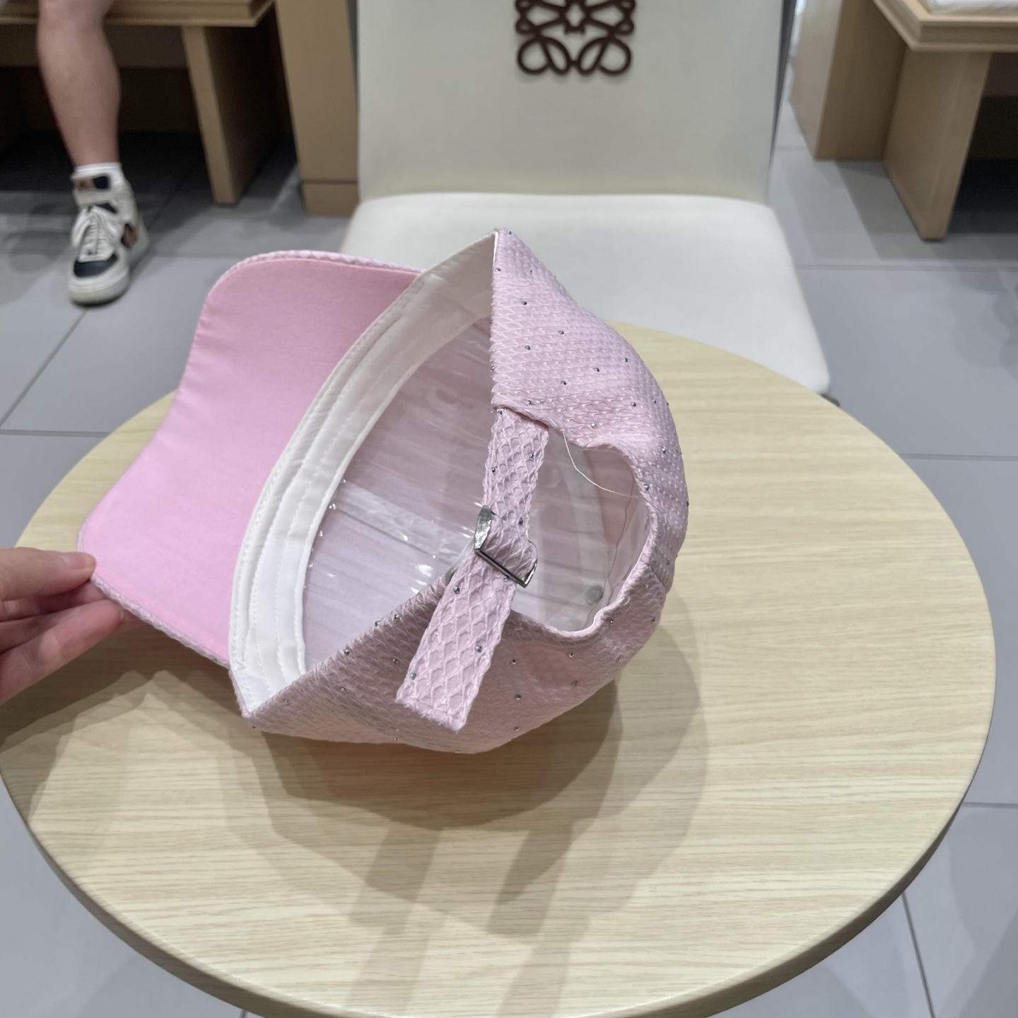  CELINE（塞琳）棒球帽🧢
必须要拥有这样一款帽子。
简简单单但很有辨识度 走在人群中一眼就能吸引住