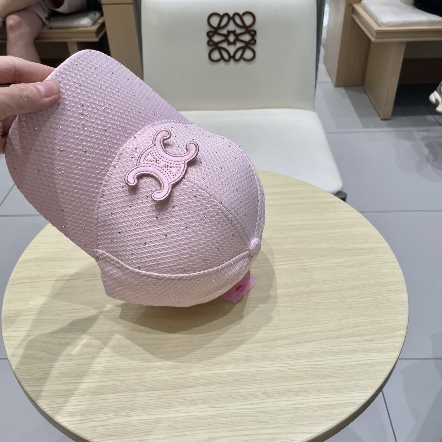  CELINE（塞琳）棒球帽🧢
必须要拥有这样一款帽子。
简简单单但很有辨识度 走在人群中一眼就能吸引住