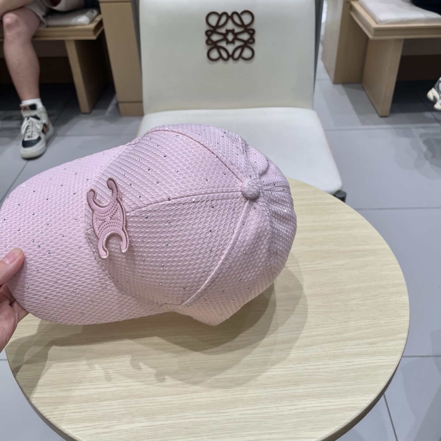  CELINE（塞琳）棒球帽🧢
必须要拥有这样一款帽子。
简简单单但很有辨识度 走在人群中一眼就能吸引住