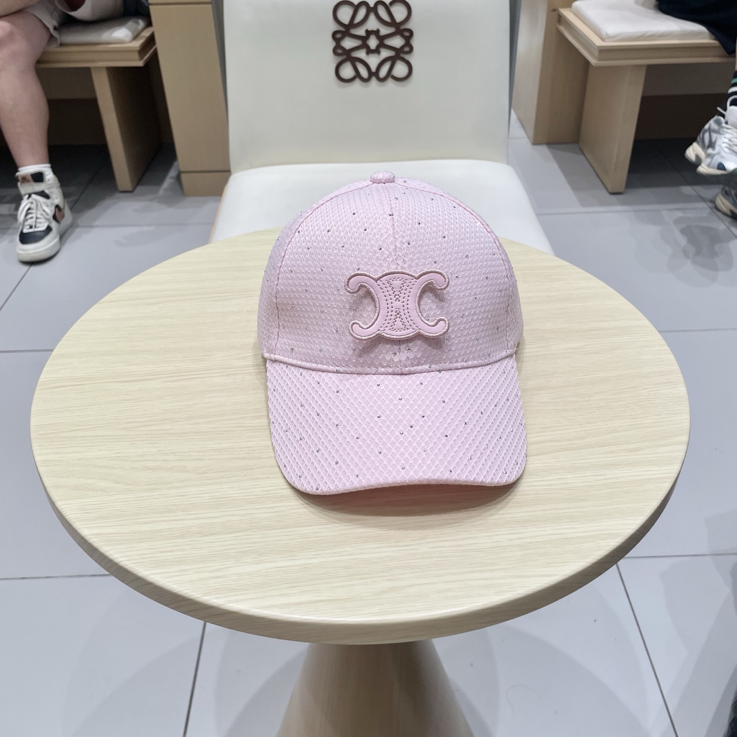  CELINE（塞琳）棒球帽🧢
必须要拥有这样一款帽子。
简简单单但很有辨识度 走在人群中一眼就能吸引住