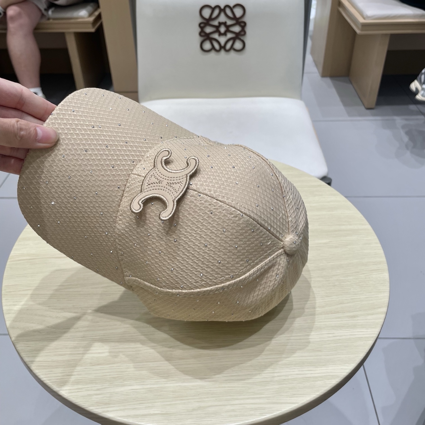  CELINE（塞琳）棒球帽🧢
必须要拥有这样一款帽子。
简简单单但很有辨识度 走在人群中一眼就能吸引住