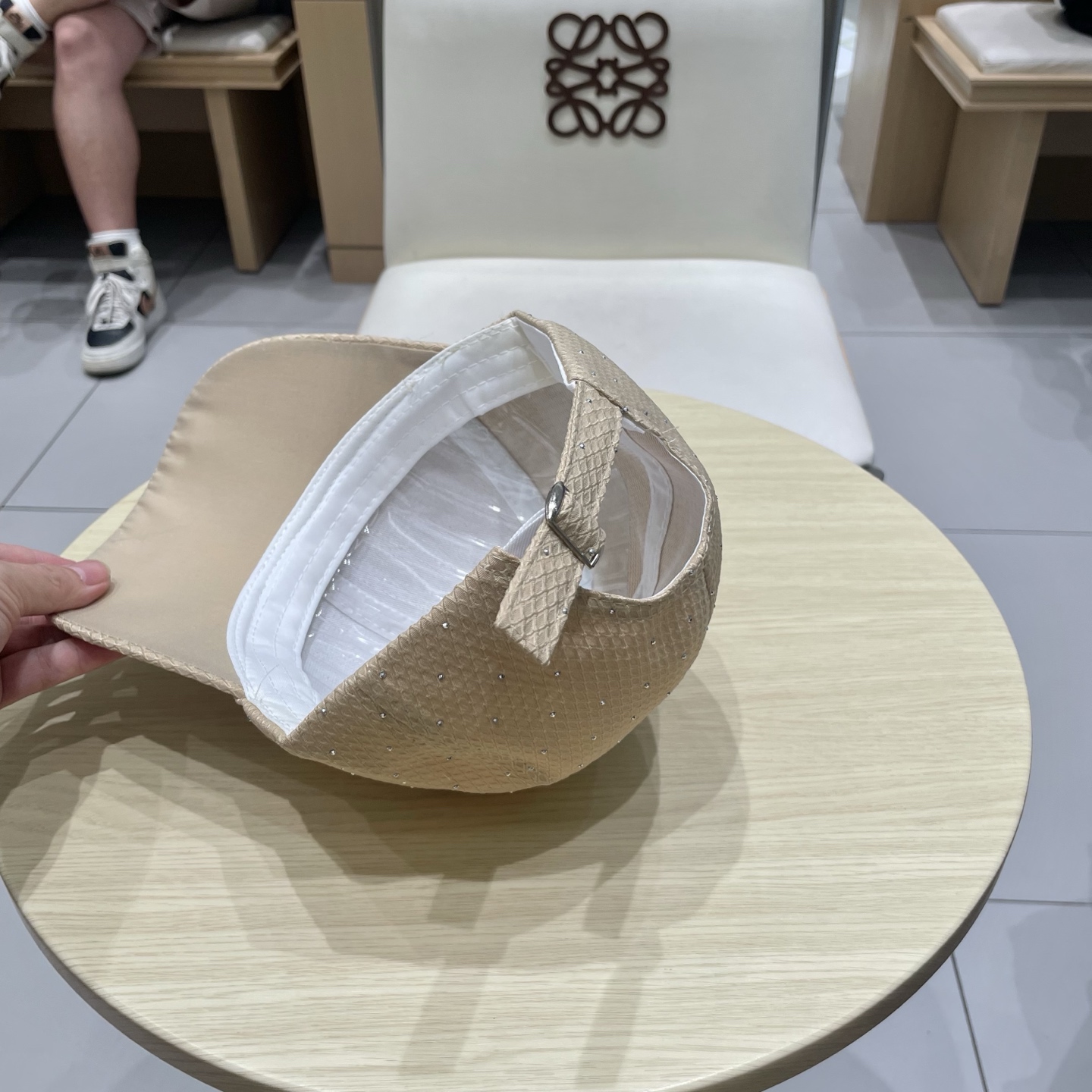  CELINE（塞琳）棒球帽🧢
必须要拥有这样一款帽子。
简简单单但很有辨识度 走在人群中一眼就能吸引住