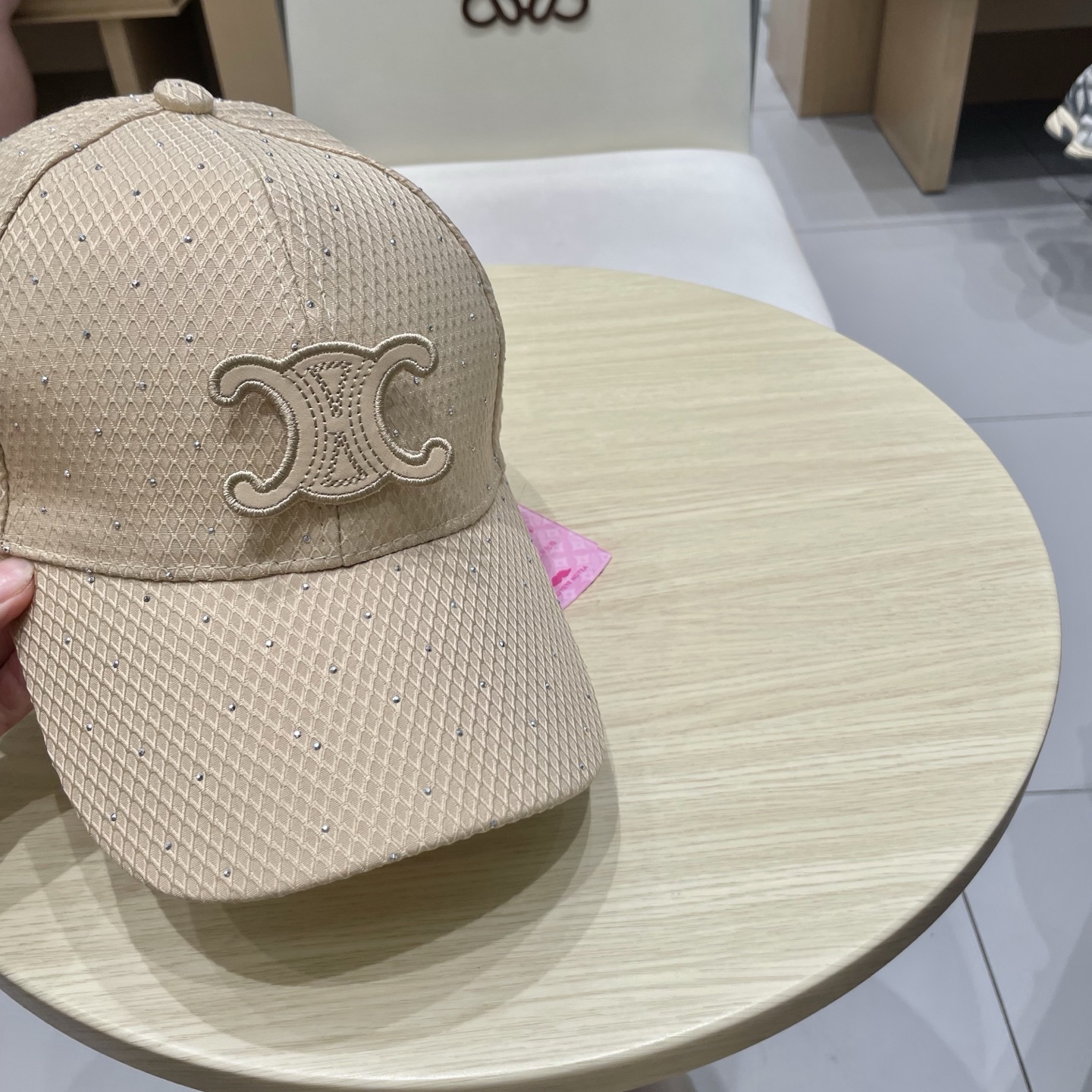  CELINE（塞琳）棒球帽🧢
必须要拥有这样一款帽子。
简简单单但很有辨识度 走在人群中一眼就能吸引住