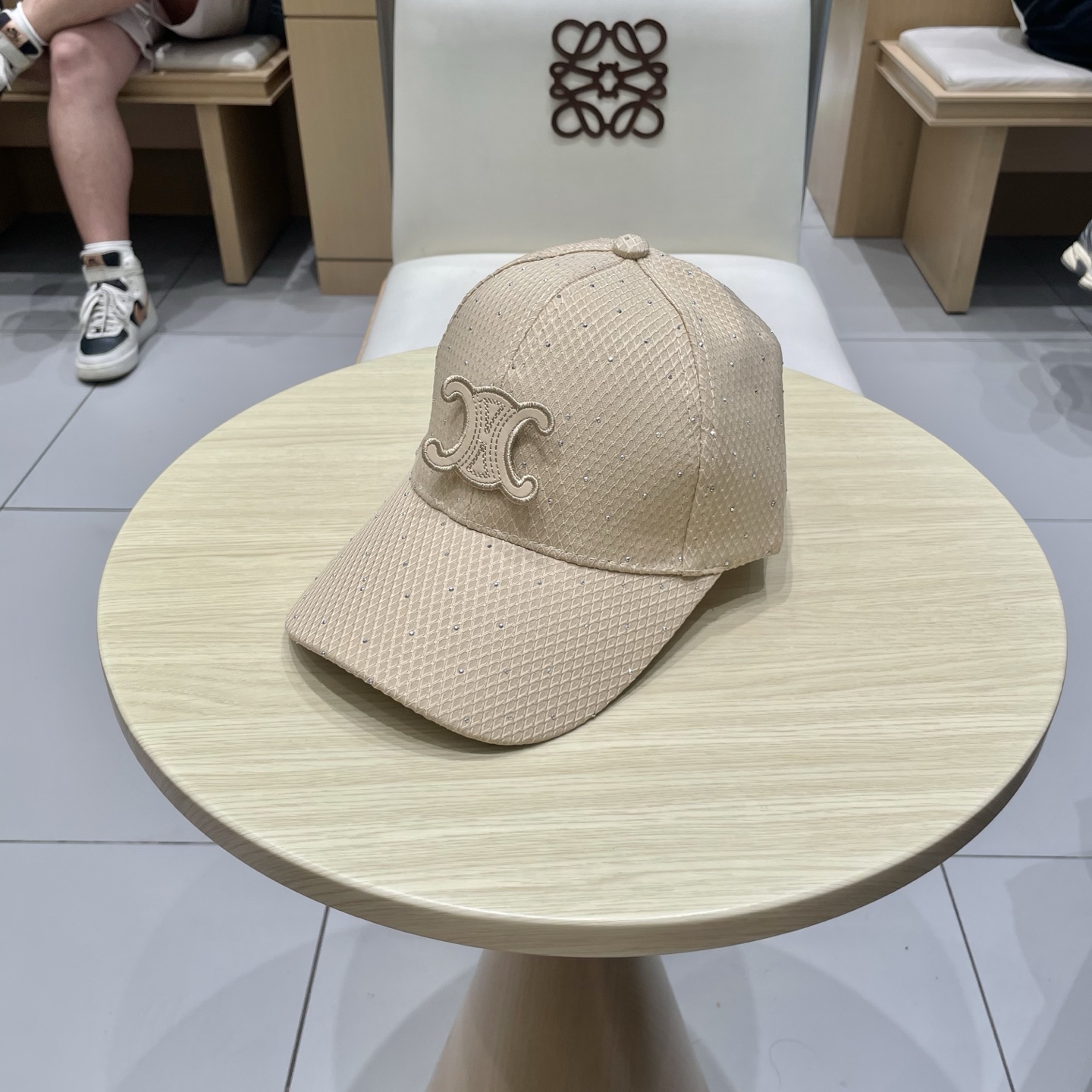  CELINE（塞琳）棒球帽🧢
必须要拥有这样一款帽子。
简简单单但很有辨识度 走在人群中一眼就能吸引住