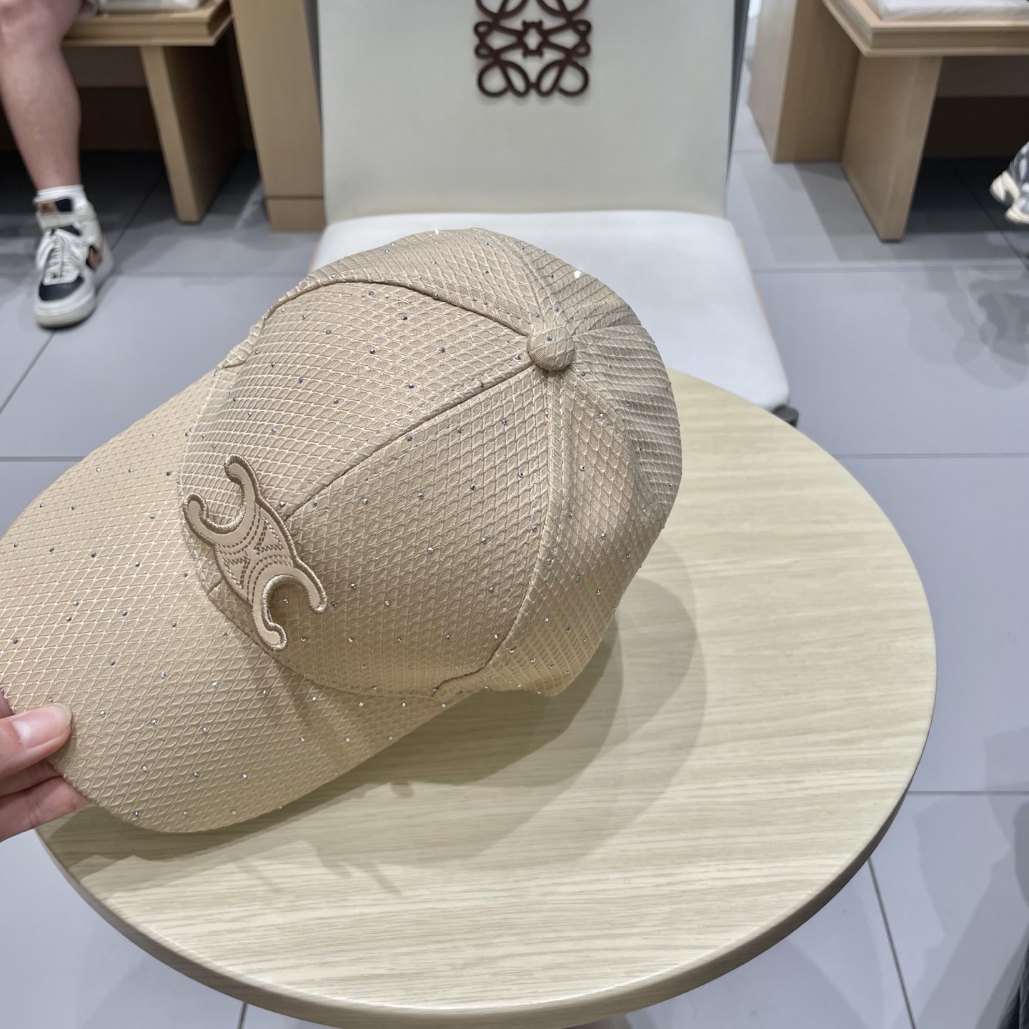  CELINE（塞琳）棒球帽🧢
必须要拥有这样一款帽子。
简简单单但很有辨识度 走在人群中一眼就能吸引住