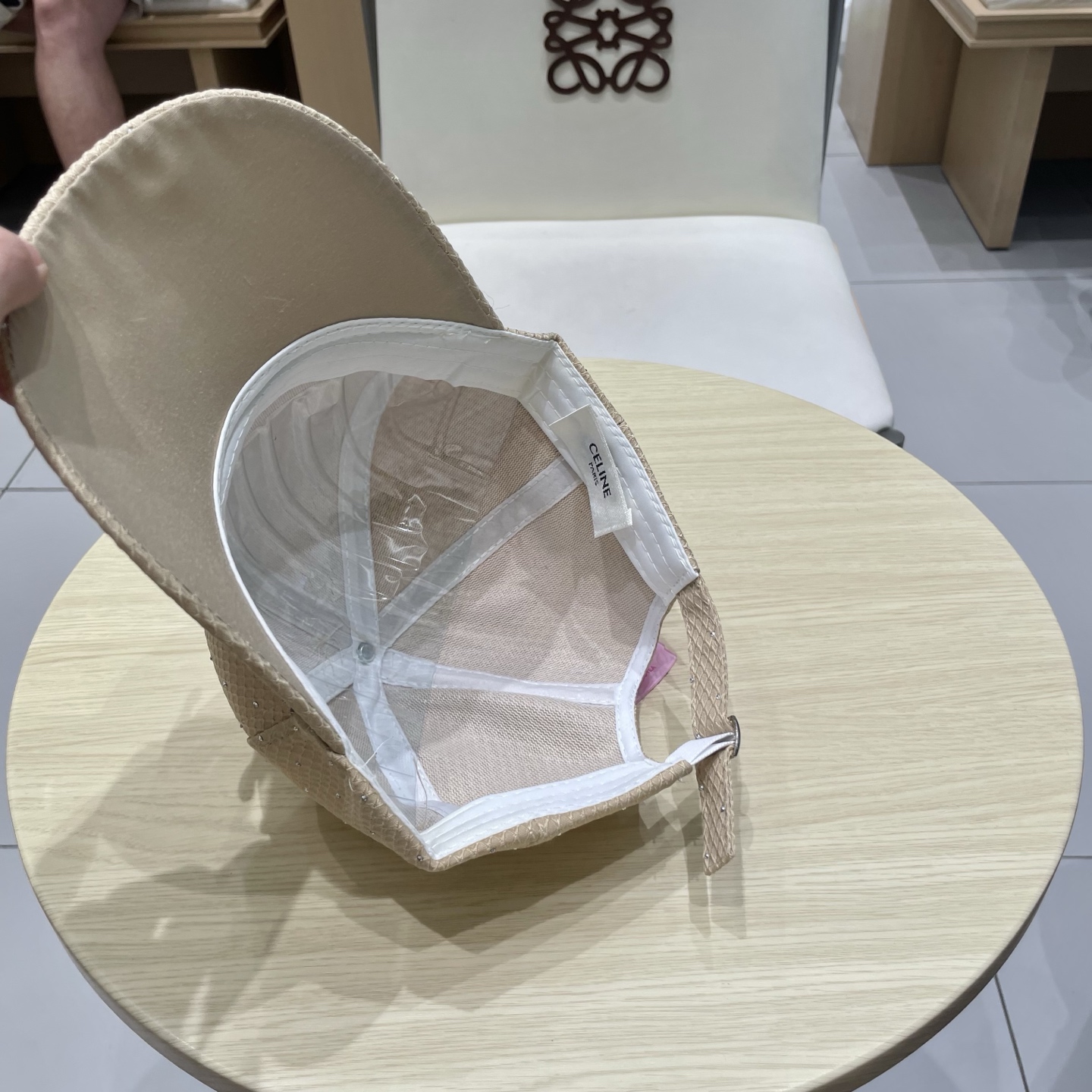  CELINE（塞琳）棒球帽🧢
必须要拥有这样一款帽子。
简简单单但很有辨识度 走在人群中一眼就能吸引住