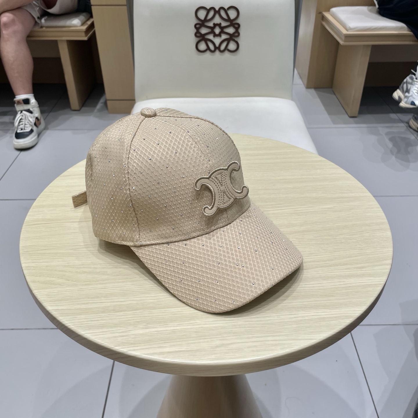  CELINE（塞琳）棒球帽🧢
必须要拥有这样一款帽子。
简简单单但很有辨识度 走在人群中一眼就能吸引住