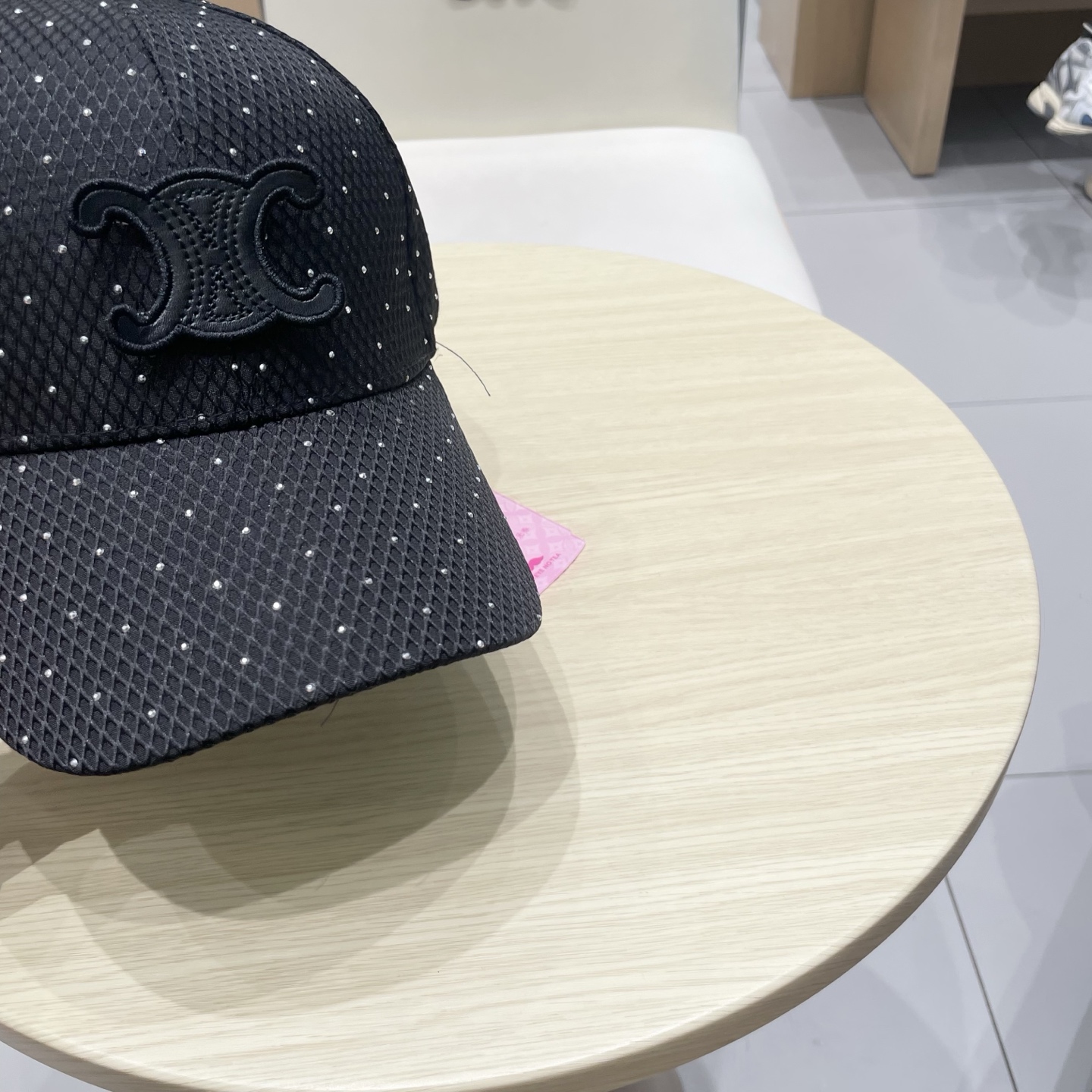  CELINE（塞琳）棒球帽🧢
必须要拥有这样一款帽子。
简简单单但很有辨识度 走在人群中一眼就能吸引住