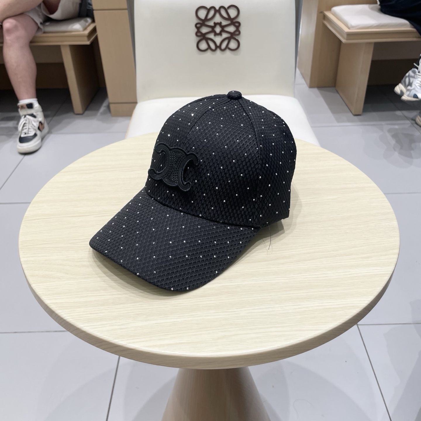  CELINE（塞琳）棒球帽🧢
必须要拥有这样一款帽子。
简简单单但很有辨识度 走在人群中一眼就能吸引住